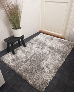 Natty vaaleanharmaa kylpyhuonematto leveys 120cm (grey-white)