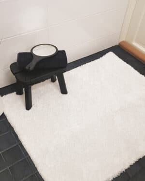 Natty valkoinen kylpyhuonematto leveys 120cm