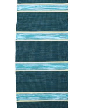Tummanvihreäpohjainen puuvillamatto, jossa sinisiä raitoja, päissä valkoiset hapsut. Koko 80x200cm
