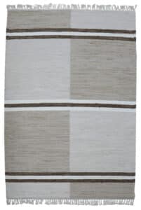 Kati puuvillamatto raidallinen beige-ruskea 140x200 cm, valkoiset hapsut päissä.