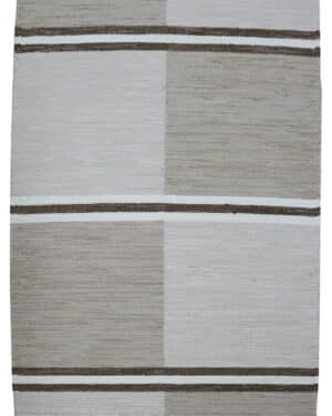 Kati puuvillamatto raidallinen beige-ruskea 140x200 cm, valkoiset hapsut päissä.