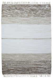 Ruskea/luonnonvalkoinen raidallinen puuvillamatto, hapsut päissä. Koko 140x200cm