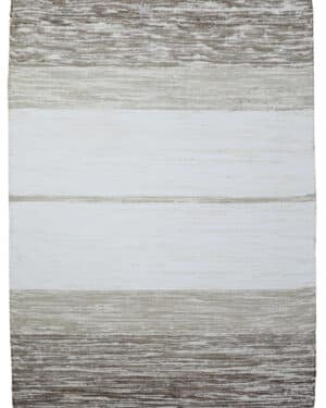 Ruskea/luonnonvalkoinen raidallinen puuvillamatto, hapsut päissä. Koko 140x200cm